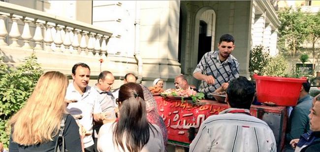 سفير بريطانيا على عربة فول.. وتويتر: أنت ناوي تترشح في “الرئاسة”؟