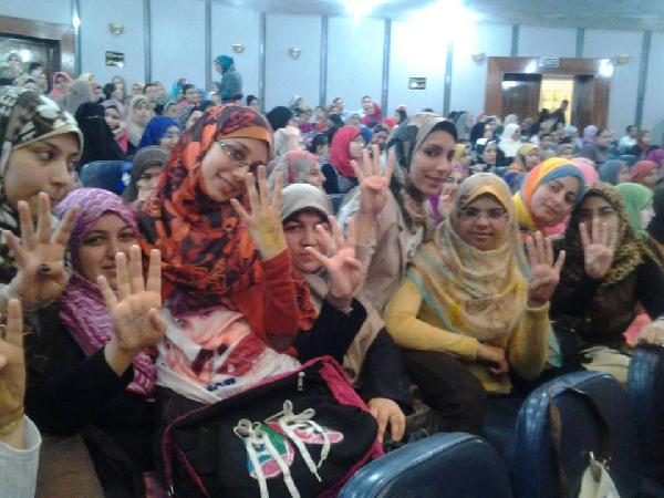 عميدة “رياض الاطفال” بدمنهور تهدد الطالبات بالفصل بسبب رابعة