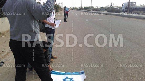 سلسلة بشرية في كفر الدوار عقب صلاة جمعة “الله أكبر.. إيد واحدة”