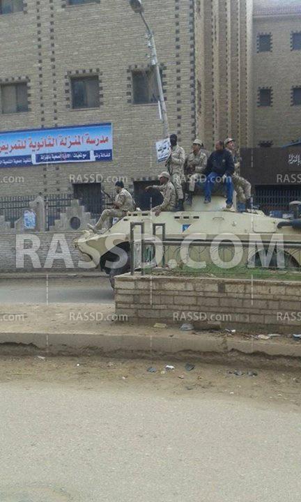 القناصة يعتلون أسطح مباني دكرنس والمنزلة تتحول لثكنة عسكرية