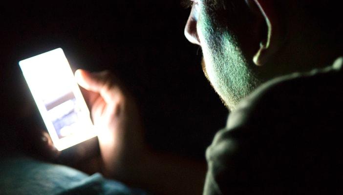 تعرف على طرق حماية العينين من الموبايل