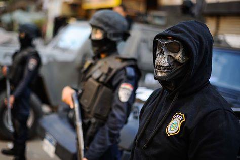 نشطاء عن ضابط الجمجمة :”الشرطة تقول للثوار عاووو”