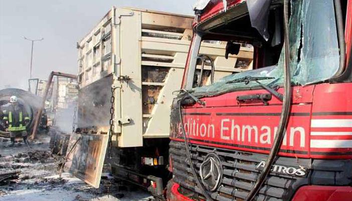 الطيران الروسي يواصل استهداف شاحنات الإغاثة شمال سوريا