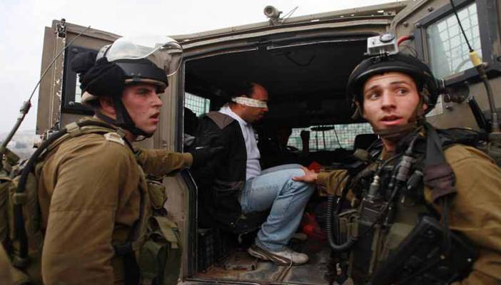 جيش الاحتلال يعتقل 15 فلسطينيًا في الضفة الغربية ويغلق إذاعة “دريم”