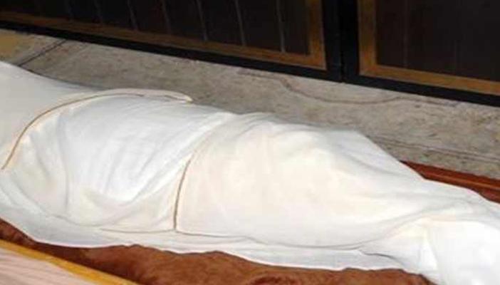 لم يستطع تقبل وفاة أبيه.. بريطاني يعيش مع جثة والده 4 أشهر