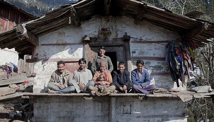 سيدة تتزوج من 5 أشقاء في نفس الوقت