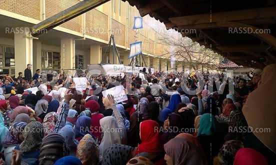 طلاب المجمع النظري في الإسكندرية يتظاهرون بصور شهداء الثورة