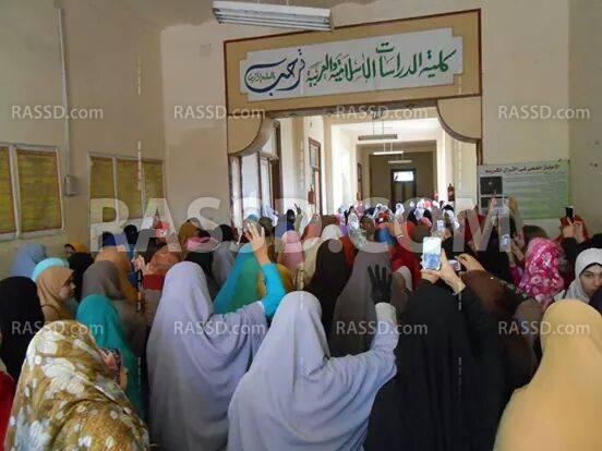 طالبات “أزهر دمنهور” يتظاهرن ضد براءة المخلوع