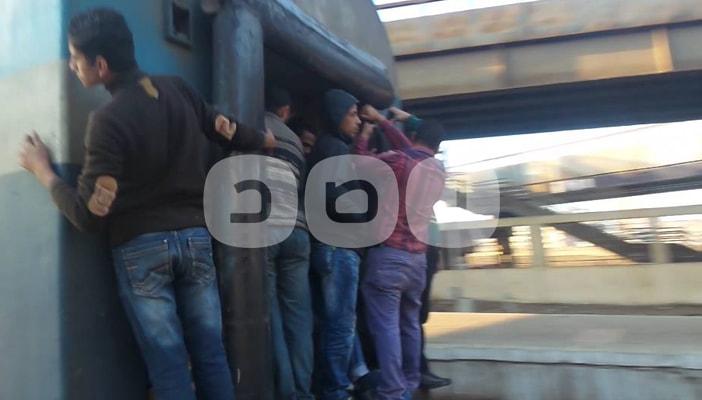 بالصور.. سقوط شخص من قطار قليوب بسبب الازدحام