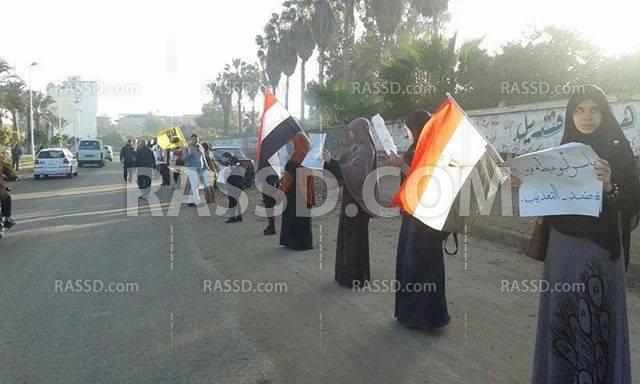 سلسلة بشرية لحركة 7 الصبح في دمياط تنديدًا ببراءة المخلوع