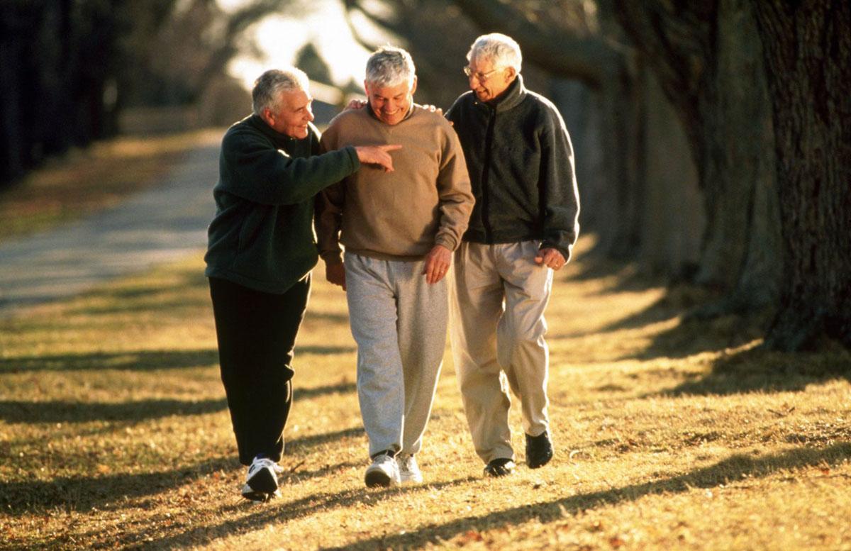 المشي يحسن وظائف الإدراك والتركيز لدى كبار السن