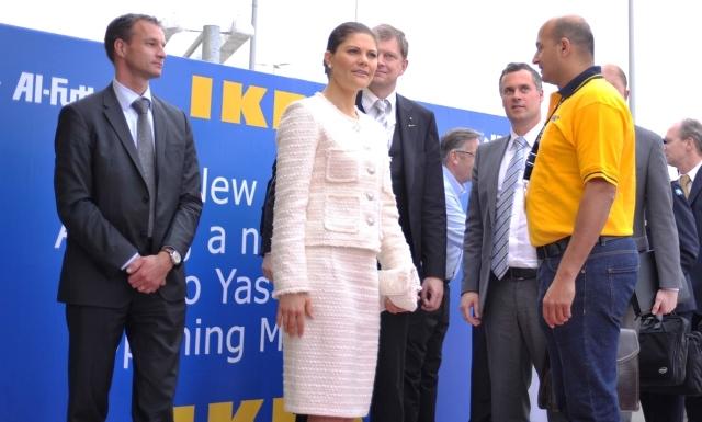 يونيفورم عمال “إيكيا” يعرضهم لمضايقات الانقلاب