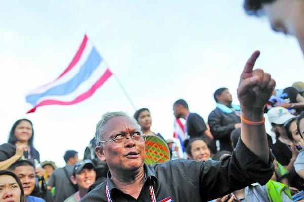 متظاهرون يسيطرون على مبنى تلفزيون “بى بى إس” التايلاندى