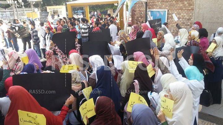 طلاب المجمع الطبي في الإسكندرية ينددون ببراءة مبارك