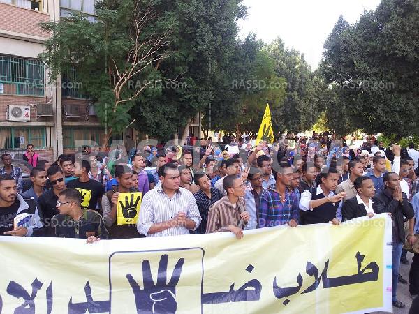 مسيرة حاشدة لطلاب جامعة جنوب الوادي رفضا للإنقلاب