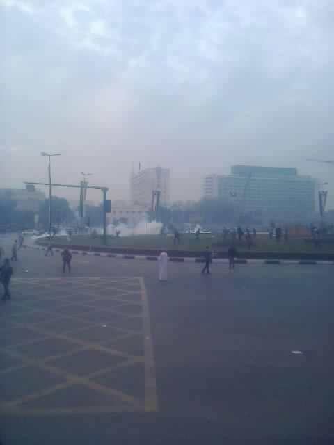 الأمن يعتدى على الطلاب في ميدان التحرير بالخرطوش و الغاز