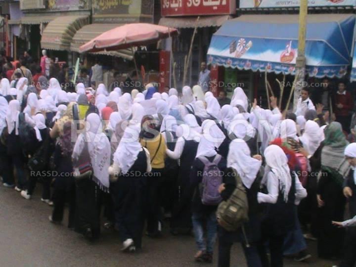 طلاب المدارس يتظاهرون بحوش عيسى رفضا للإنقلاب