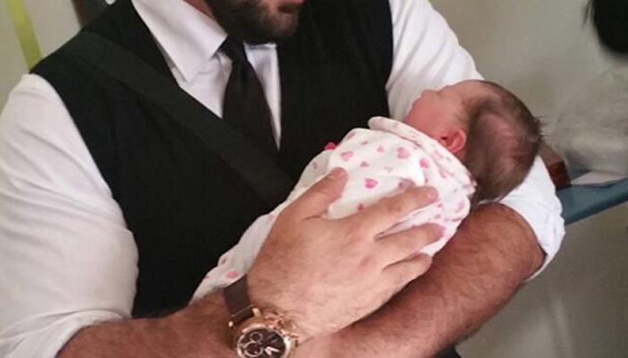 أب سوري مؤيد لبشار يسمي مولودته “روسيا” عربون محبة لـ”بوتين”