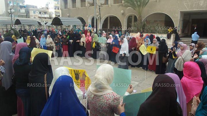 وقفة في كلية الدراسات الإسلامية بالمنصورة تنديدًا ببراءة المخلوع