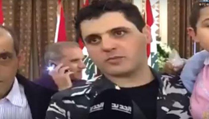 بالفيديو.. جندي لبناني يشيد بتعامل “جبهة النصرة” والمذيعة تثور عليه