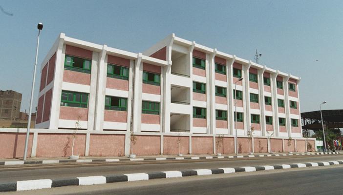 أولياء أمور يحررون محضراً  ضد مديرة مدرسة بالإسكندرية بسبب “البوابة”