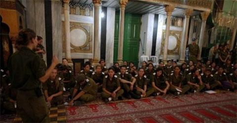 جنود الإحتلال يقتحمون الحرم الإبراهيمي بالأحذية