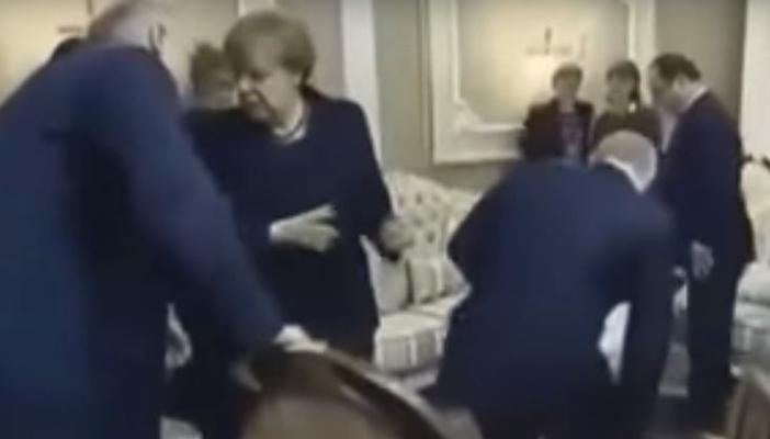 بالفيديو.. زوج ميركل يعرض بوتين لموقف محرج