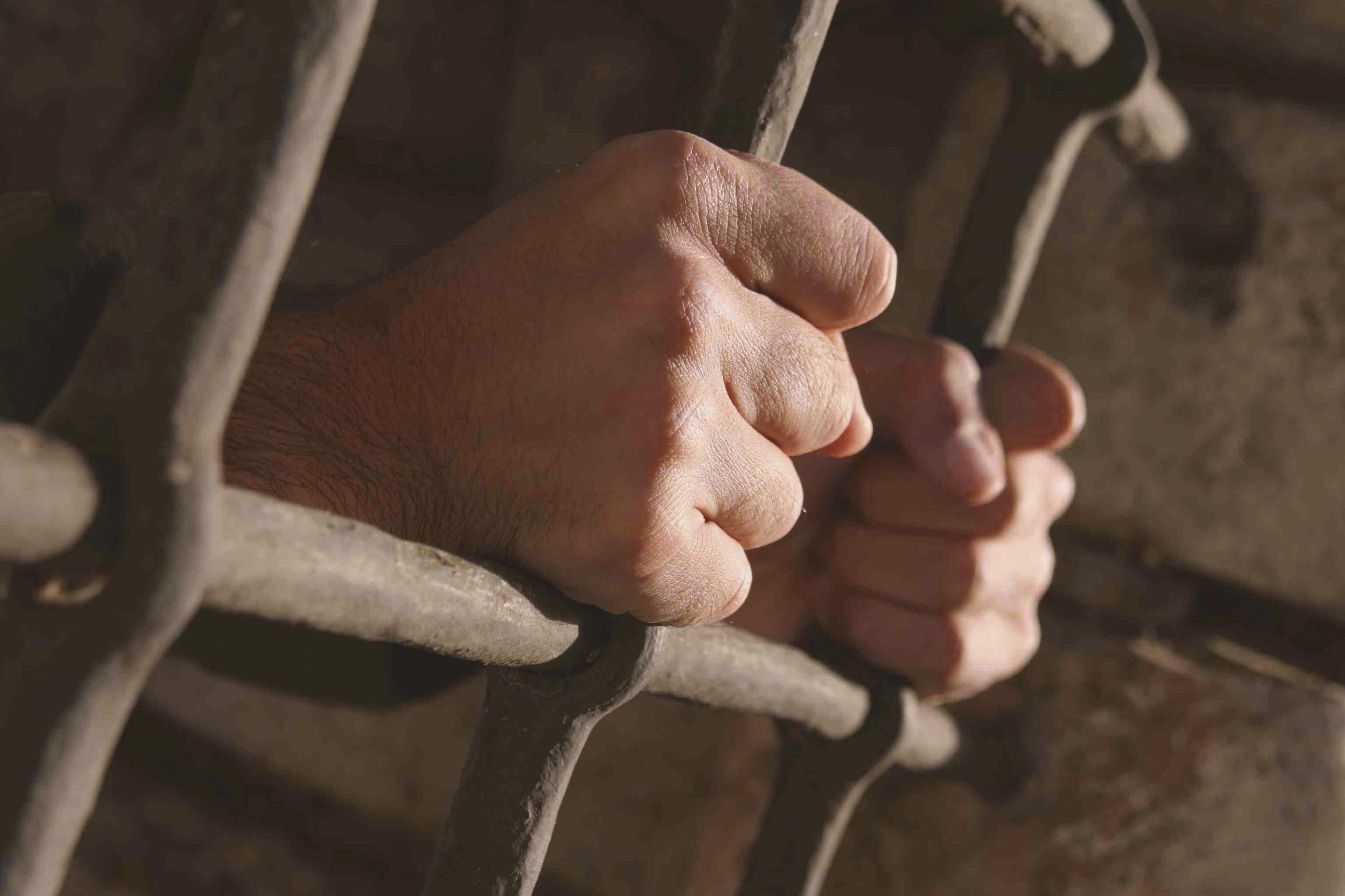 تدهور صحة المعتقلين في سجن طرة بسبب الإهمال الطبي والتعذيب