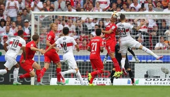 بالفيديو.. حارس أوجسبورج يقوم بتصرف غريب خلال المباراة