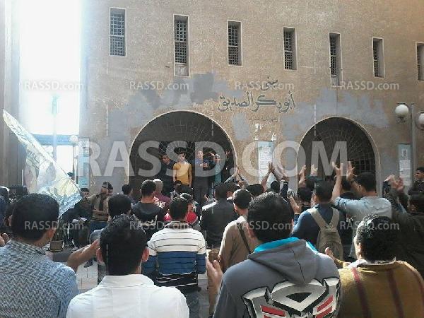 طلاب الأزهر فرع “تفهنا” يتظاهرون رفضًا لزيارة رئيس الجامعة