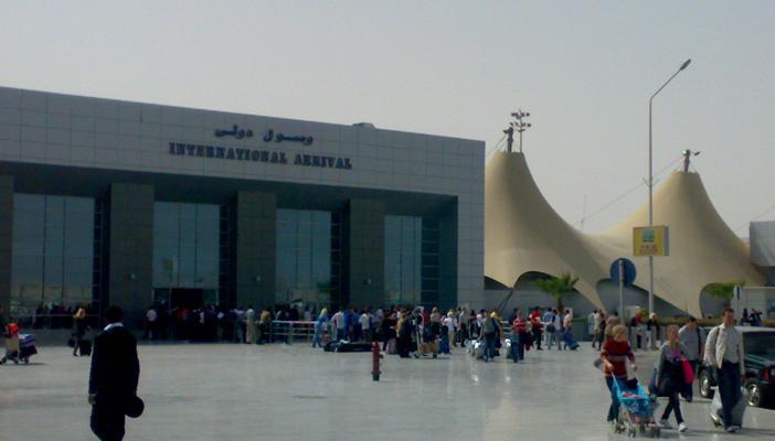 أمين شرطة يسرق محفظة سائح ألماني في مطار الغردقة