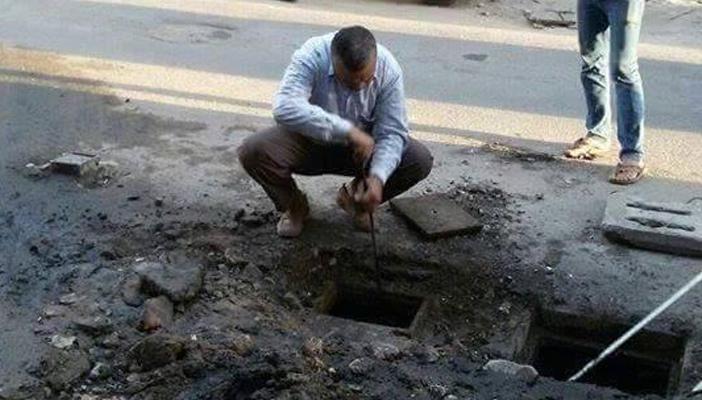 بعد تخاذل المسؤولين.. شباب الإسكندرية يُصلحون شبكات الصرف الصحي