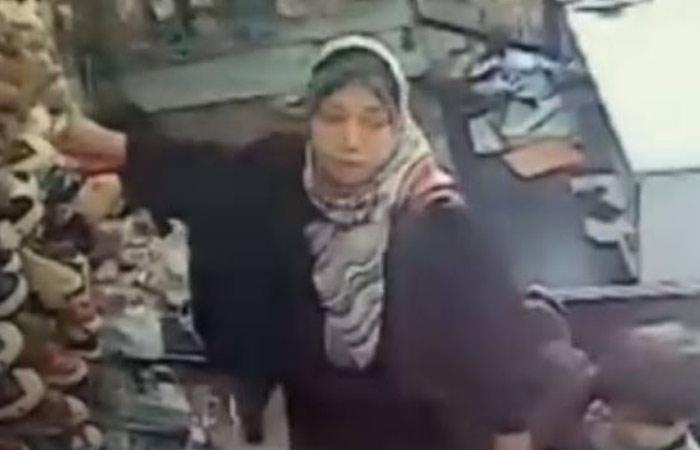 بالفيديو.. سيدة تسرق هاتفا محمولا من أحد المحلات بالإسماعيلية