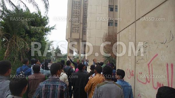 طلاب أزهر أسيوط يقطعون الطريق لمنع وصول الأمن لتظاهرتهم