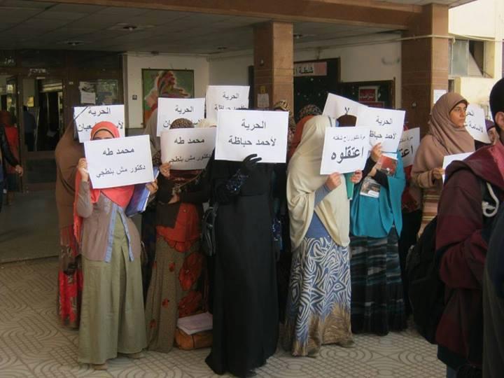 وقفة لطلاب امتياز طب المنصورة ضد اعتقال زملائهم