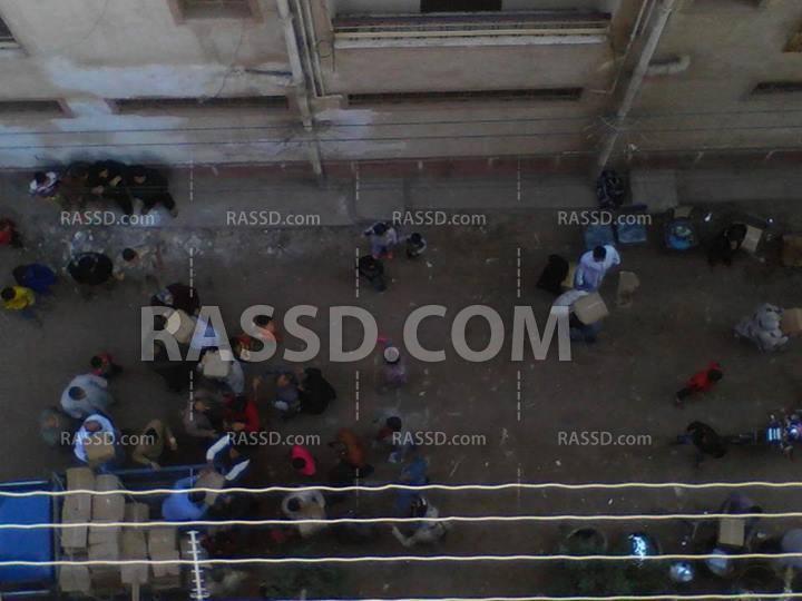 الجيش يوزع مواد تموينية بقرية بميت خميس بالمنصورة