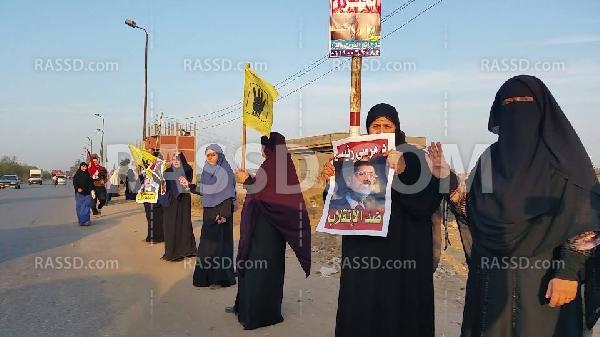 سلسلة بشرية بمسقط رأس “مرسي” بالشرقية تنديدا بالانقلاب