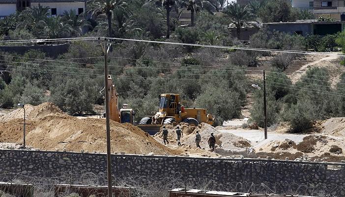 خاص لـ”رصد”: الجيش يضخ مياه البحر على حدود غزة مع سيناء