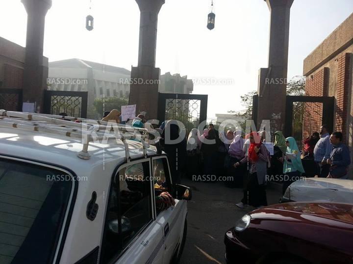 طالبات الأزهر يرشقن قوات الانقلاب بالحجارة