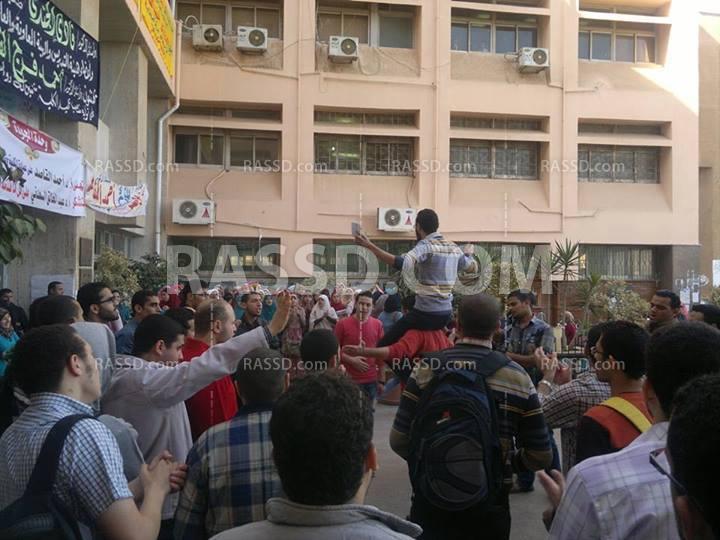 بالصور..وقفة بطب المنوفية رفضا للدستور الانقلابي