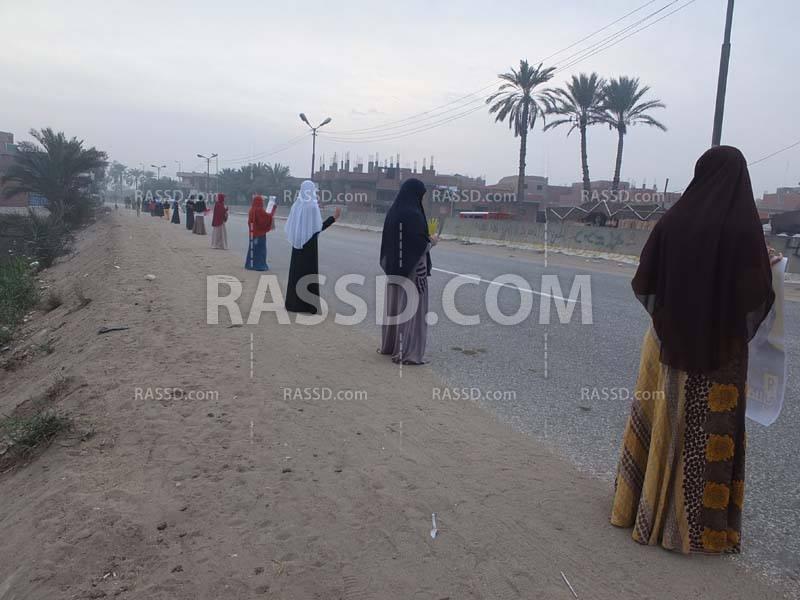 صور| سلسلة بشرية لـ”نساء” الفيوم تندد باعتقال البنات