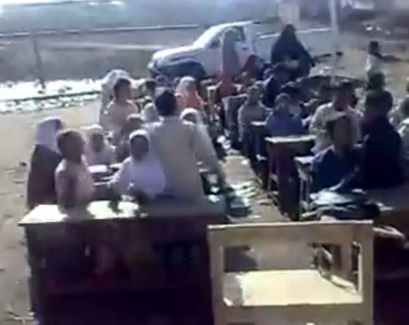 فيديو| طلاب بكفر الشيخ يتلقون تعليمهم في الشارع