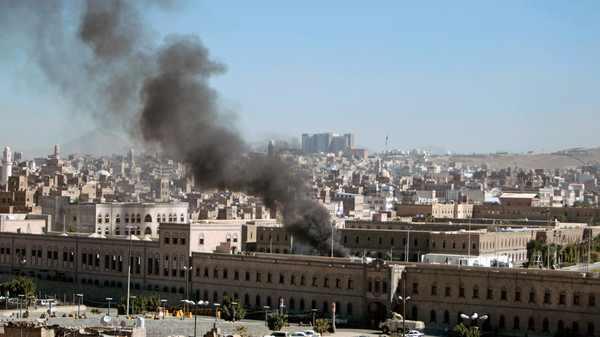 مقتل 3 وإصابة 7 بتفجير سيارتين مفخختين للقاعدة جنوب اليمن