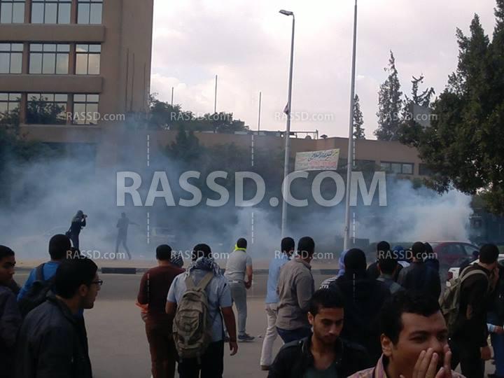 هجوم بقنابل الغاز على مسيرة داخل جامعة الأزهر بالقاهرة