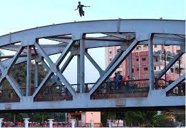 شاب ينتحر بإلقاء نفسه من أعلى كوبري مشاة شبين الكوم