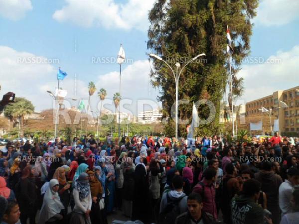 طلاب عين شمس يتظاهرون دعما لطلاب الأزهر