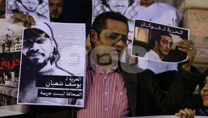 بالصور.. وقفة لأهالي الصحفيين المعتقلين والنشطاء أمام سلم النقابة