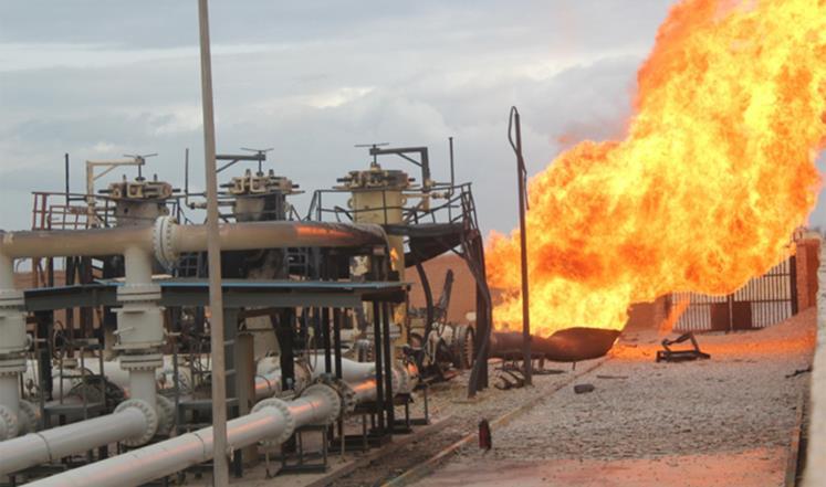 انفجار خط وقود بالمنيا.. وتدافع المواطنين للحصول على السولار المتسرب