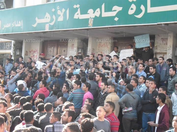 طلاب الأزهر يضربون عن الدراسة ويغلقون الأبواب