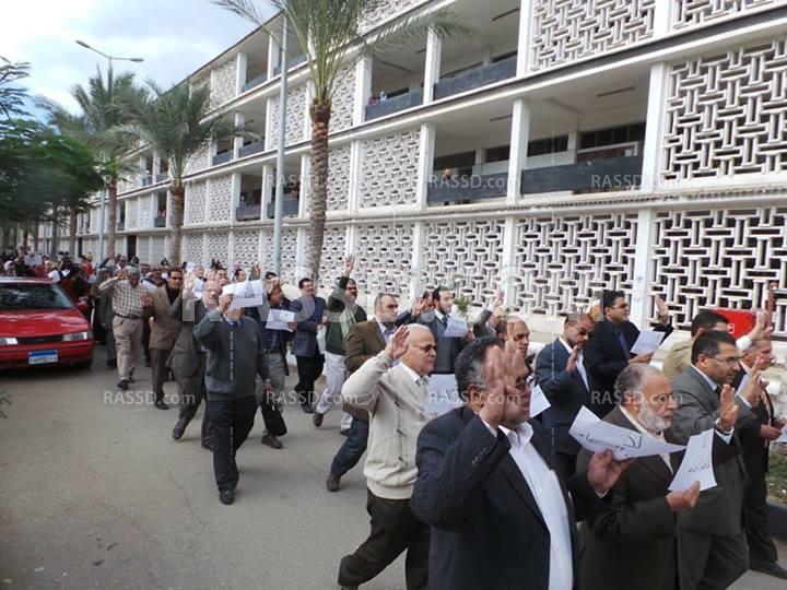 مسيرة لأعضاء التدريس بجامعة المنصورة تنديدا باقتحام الأزهر